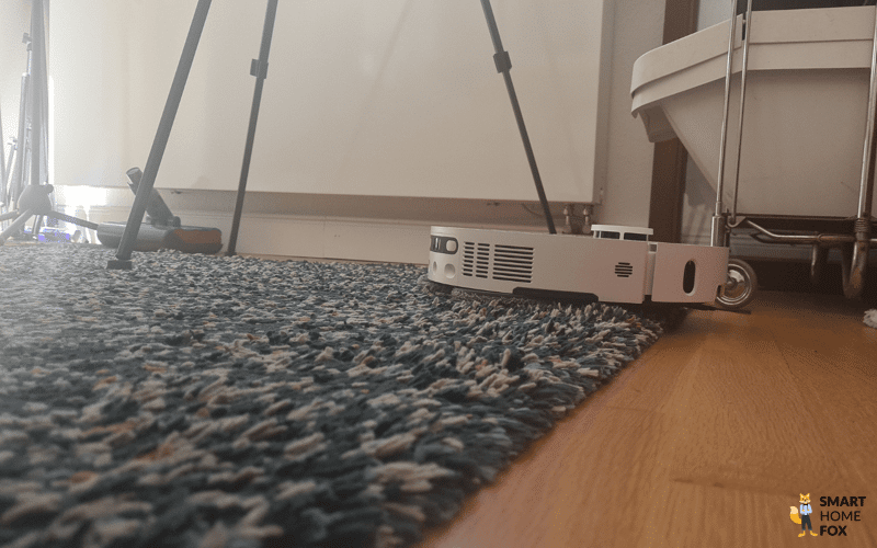 Dreame X40 Ultra fährt im Test auf einen hohen Teppich